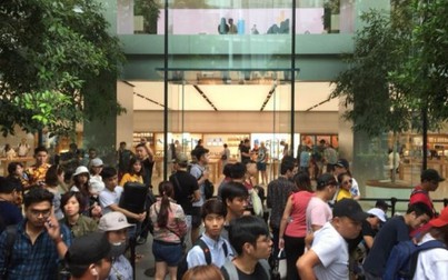 Người Việt xếp hàng "la liệt" chờ mua iPhone mới tại Singapore