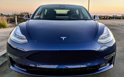 Hồi hộp xem Ford Mustang “truy đuổi” Tesla Model 3 trên đường đua