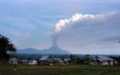 Hết sóng thần, núi lửa tại Indonesia lại phun trào