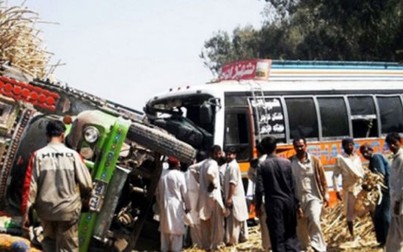 Hai xe buýt đấu đầu ở Pakistan, gần 60 người thương vong