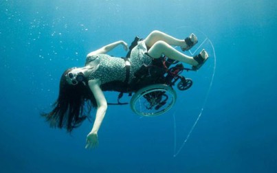 Nghệ sĩ lặn bằng xe lăn làm thay đổi định kiến về người khuyết tật