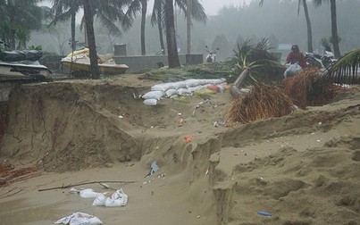 Đà Nẵng: Học sinh nghỉ học, đường sắt tê liệt, bờ biển bị xé toạc