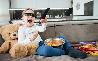 Vừa ăn vừa xem tivi, điện thoại có hại như thế nào?