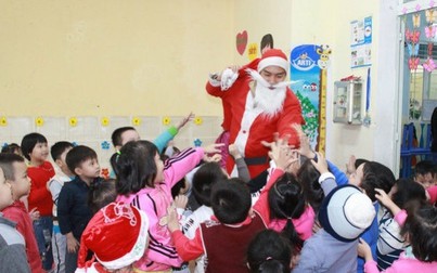 Nhộn nhịp dịch vụ ông già Noel tặng quà cho trẻ mùa Giáng sinh 2018