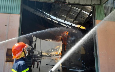 Công ty gỗ cháy dữ dội tại cụm công nghiệp ở Bình Dương