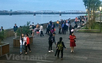 Huế đưa vào sử dụng cầu đi bộ "triệu đô" trên sông Hương