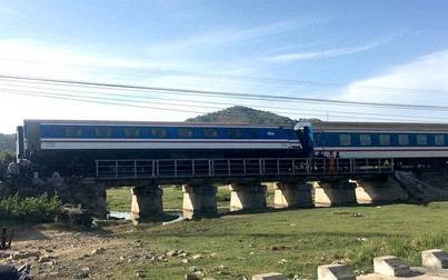 Ngành đường sắt vận chuyển hành khách bằng ô tô vì sự cố tàu SE1 trật bánh ở Bình Thuận