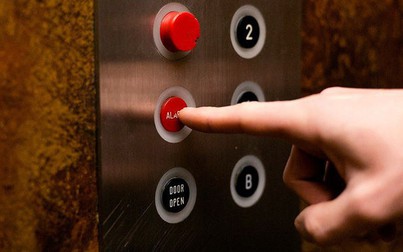 Chị em cần làm gì khi bị quấy rối tình dục trong thang máy?