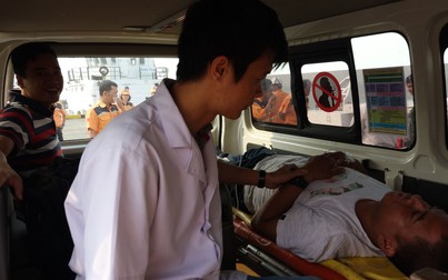 Cứu thuyền viên Philippines gặp nạn ở vùng biển Hoàng Sa