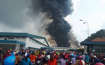 Cháy dữ dội trong khu công nghiệp Sóng Thần, khói cuộn cả chục mét