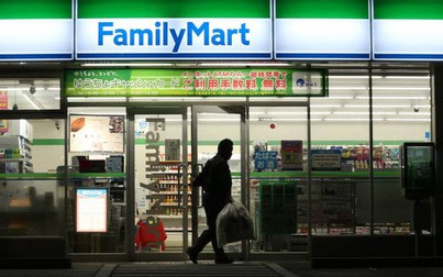 Thiếu nhân lực, chủ cửa hàng tiện lợi ở Nhật Bản cũng phải đứng bán hàng