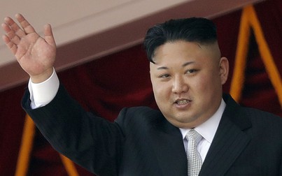 Ông Kim Jong Un xuống tàu và được chào đón tại biên giới Nga
