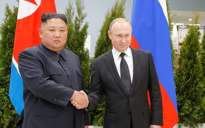 Cái bắt tay đầu tiên của Putin chào đón Kim Jong-un trong chuyến thăm lịch sử đến Nga