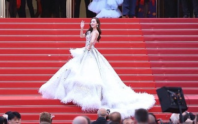 "Nữ hoàng băng giá" Jessica khổ sở với chiếc váy quá lộng lẫy trên thảm đỏ Cannes 2019