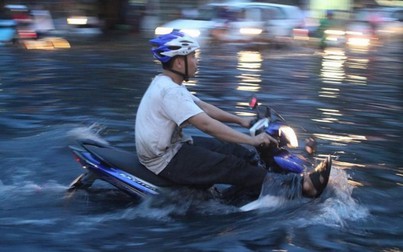 Nguyên nhân khiến xe máy giật cục, chết máy khi đi dưới trời mưa ngập là gì?
