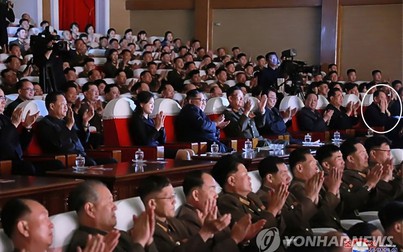 KCNA công bố ảnh ông Kim Yong-chol tháp tùng nhà lãnh đạo Triều Tiên xem văn nghệ