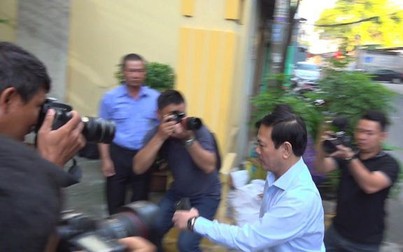 Nguyễn Hữu Linh chui trong nhà vệ sinh chốt cửa khi đến tòa