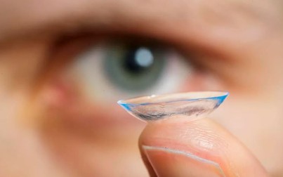 Các nhà khoa học tạo ra kính áp tròng phóng to chỉ trong nháy mắt