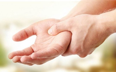 9 nguyên nhân khiến bạn bị run ngón tay cái và cách điều trị