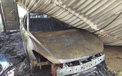 Đang đậu trong gara sát nhà, xe ô tô bất ngờ cháy dữ dội