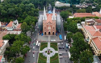 Hàng trăm thương hiệu 'bao vây' Nhà thờ Đức Bà Sài Gòn