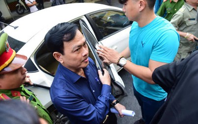 Bị can Nguyễn Hữu Linh đến tòa bằng ô tô hạng sang