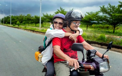 Đôi vợ chồng già dắt nhau đi khắp nước Việt