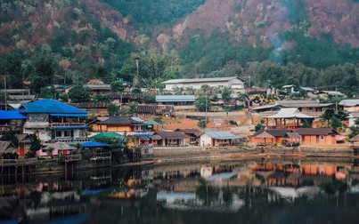 Ngôi làng cổ giữa đồi chè thơ mộng của Thái Lan đẹp như Phượng Hoàng Cổ Trấn