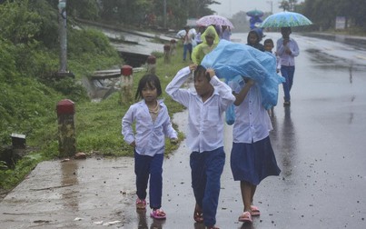 Nhiều trường học khu vực miền Trung hoãn khai giảng năm học vì mưa lũ