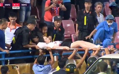 CĐV nữ bị trúng pháo sáng phải đi cấp cứu ở trận Hà Nội FC vs Nam Định