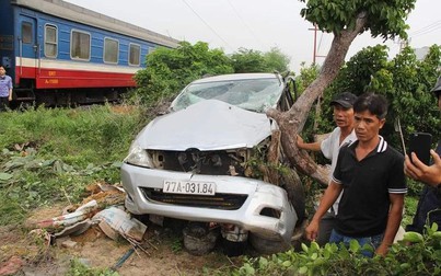 Tàu hỏa húc văng ô tô 7 chỗ ở Phú Yên, tài xế thoát chết trong gang tấc