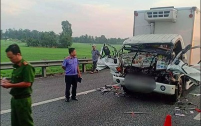 Hai cha con bị mắc kẹt, tử vong trong xe tải trên cao tốc TP.HCM - Trung Lương