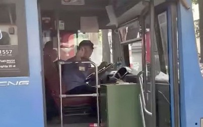 Tài xế xe buýt phun nước bọt vào người đi đường bị sa thải
