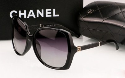 Bắt giữ hàng trăm kính mát giả nhãn hiệu Chanel