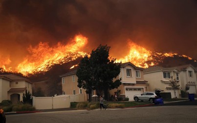 Cháy rừng dữ dội thiêu rụi hàng loạt ngôi nhà đắt đỏ ở California