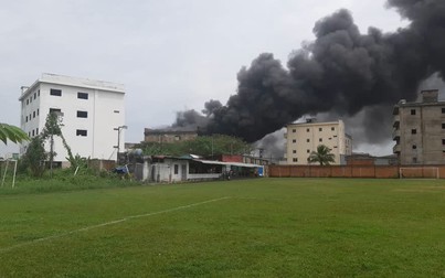Cháy lớn, khói bốc nghi ngút tại nhà máy sản xuất mút xốp ở TP HCM