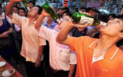 5 người chết trong đám cưới vì uống phải rượu giả