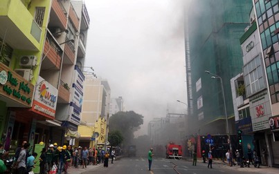 Công trình thi công cao ốc khách sạn Wink Sài Gon Center đang cháy lớn