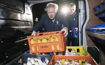 Thủ tướng Anh Boris Johnson đi giao hàng trước ngày bầu cử