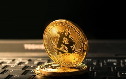 Bitcoin bất ngờ tăng mạnh, lên mức 7.100 USD