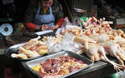Giá thịt gà tăng tại chợ ngày cuối tuần
