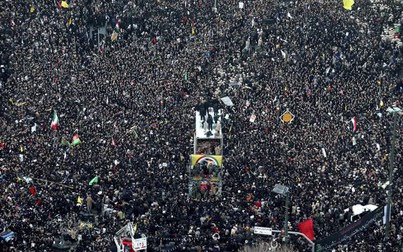 Hàng trăm ngàn người gào khóc bên quan tài tướng Soleimani