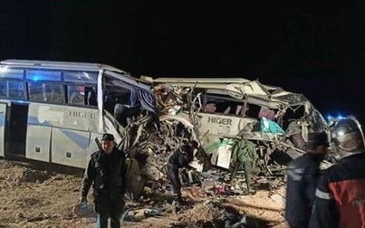 Hai xe buýt đối đầu trực diện, gần 60 người thương vong