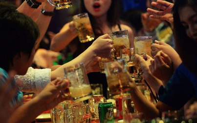 Bloomberg: Doanh số bia của Việt Nam giảm ít nhất 25% sau Nghị định 100