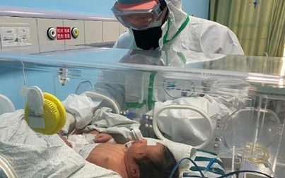 Em bé nhiễm virus corona ngay sau khi chào đời