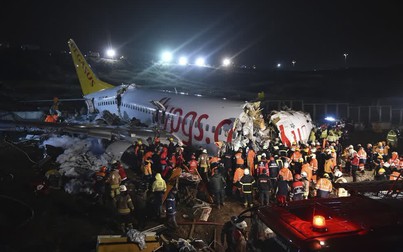 Máy bay Thổ Nhĩ Kỳ vỡ vụn sau khi hạ cánh, hơn 180 người thương vong