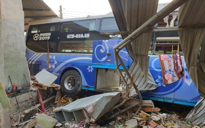 Bình Dương: Xe khách tông trực diện xe tải, 3 người thiệt mạng