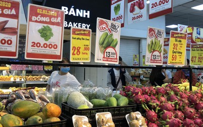 Trái cây giảm giá mạnh tại siêu thị ngày cuối tuần