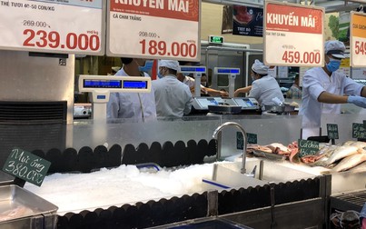 Giá hải sản giảm mạnh tại siêu thị ngày cuối tuần