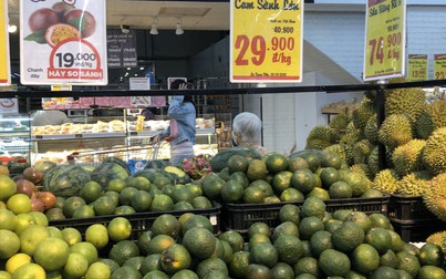 Giá trái cây giảm mạnh tại siêu thị ngày cuối tuần